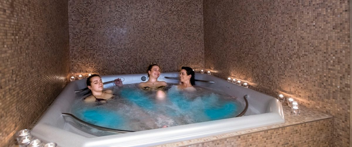 Napínaný strop ve výřivce Napínaný podhled ve výřivce v Wellness Hotel GREEN PARADISE