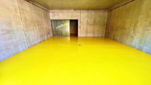 žlutá PU podlaha v garáži