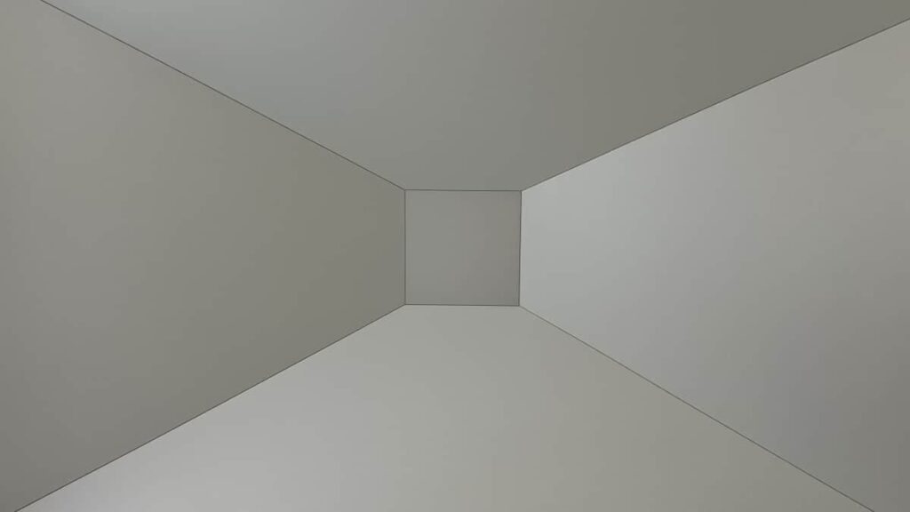 Pohled na napínaný strop ve tvaru pyramidy