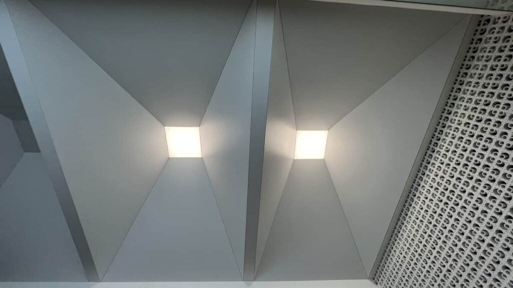 hotové napinane stropy s centralnim osvetlenim