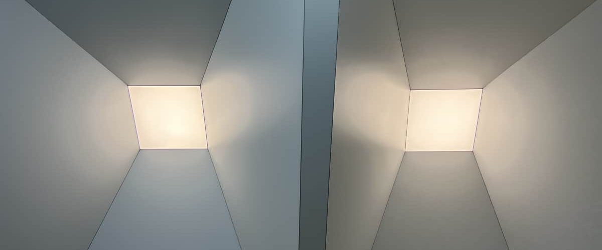 Hotový napínaný strop se světly ve smuteční síni Bohumín Dokončený napínaný strop s elegantním osvětlením ve smuteční síni Bohumín