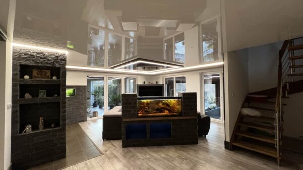 Luxusní obývací pokoj s černým napínaným stropem, světelnými linkami a panoramatickými okny  Moderní design s kombinací kamenných a skleněných prvků 