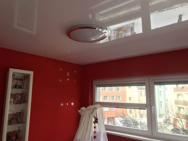 Bílý lesklý napínaný strop v dětském pokoji s dokonalým odrazem a moderním designem 