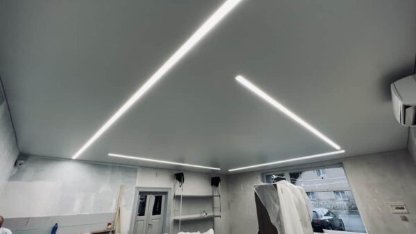 Moderní prodejna květin se saténově matným napínaným stropem a integrovanými LED světelnými liniemi  Elegantní designové osvětlení zvýrazňuje estetiku interiéru a zajišťuje optimální světelné podmínky 