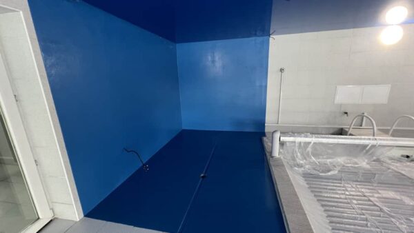 Epoxidova podlaha u bazénu se zlabem v modre barve