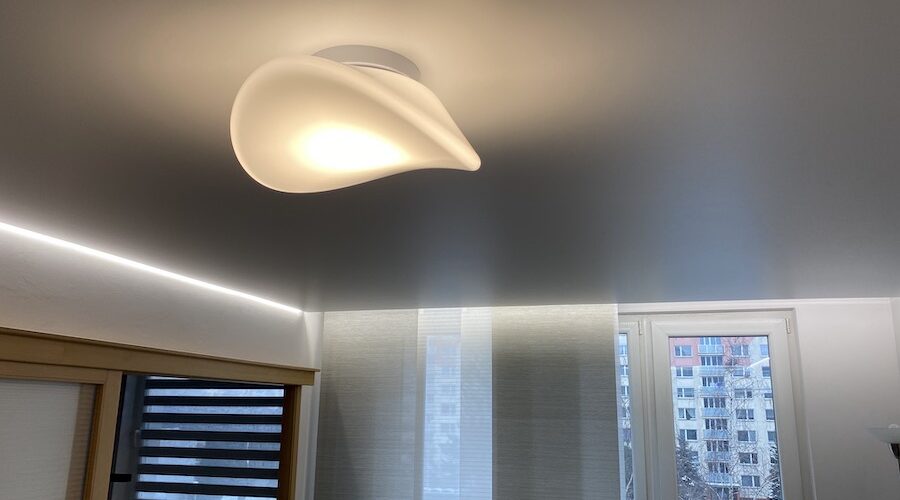 Matný napínaný strop osvětlením Matný napínaný strop v panelovém bytě s designovým osvětlením a LED podsvícením