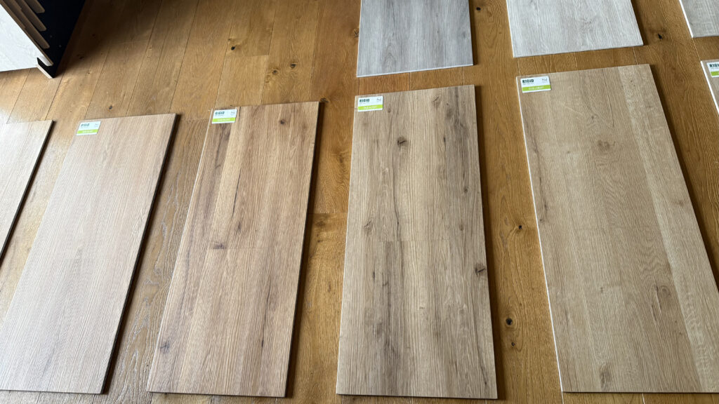 Porovnání různých dekorů SPC rigid vinylových podlah na dřevěné podlaze.