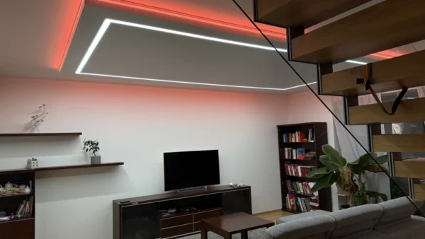Napínaný strop s liniovým LED podsvícením a barevným RGB efektem v obývacím pokoji 