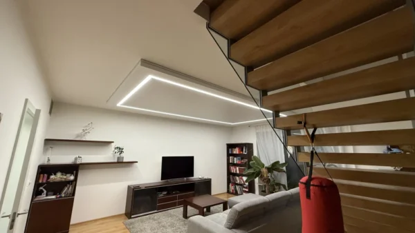 Napínaný strop s designovým snížením a liniovým LED podsvícením v obývacím pokoji 