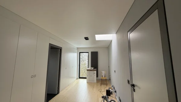 Matný napínaný strop v předsíni rodinného domu s minimalistickým designem 
