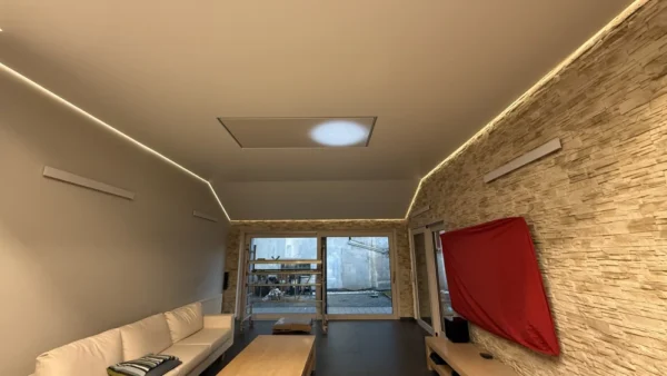 Obývací pokoj s bílým napínaným stropem a LED pásky po celém obvodu stropu 