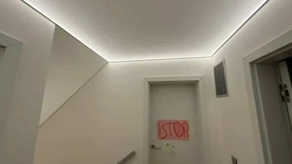 Matný napínaný strop s jemným nepřímým LED podsvícením na chodbě 