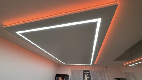 Napínaný strop s futuristickým designem, liniovým LED podsvícením a RGB efektem v obývacím pokoji 