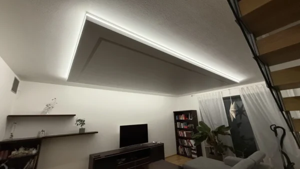 Matný napínaný strop s jemným LED podsvícením v obývacím pokoji 