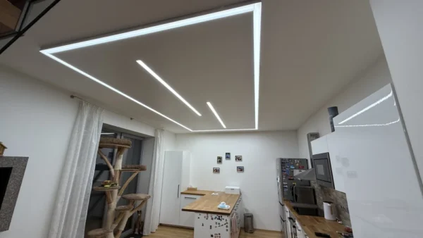 Matný napínaný strop s LED liniovým podsvícením nad kuchyňským ostrůvkem 