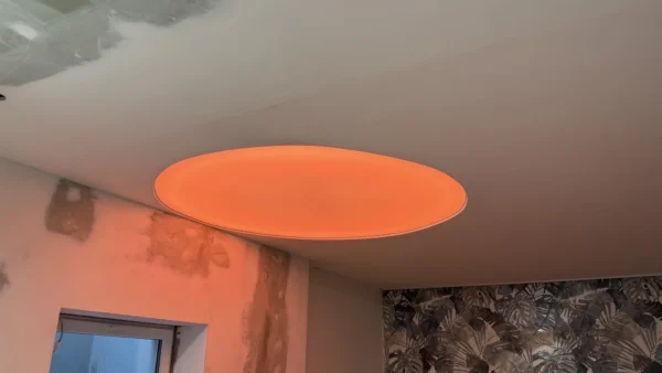 Kruhový napínaný strop imitující slunce ve wellness prostoru