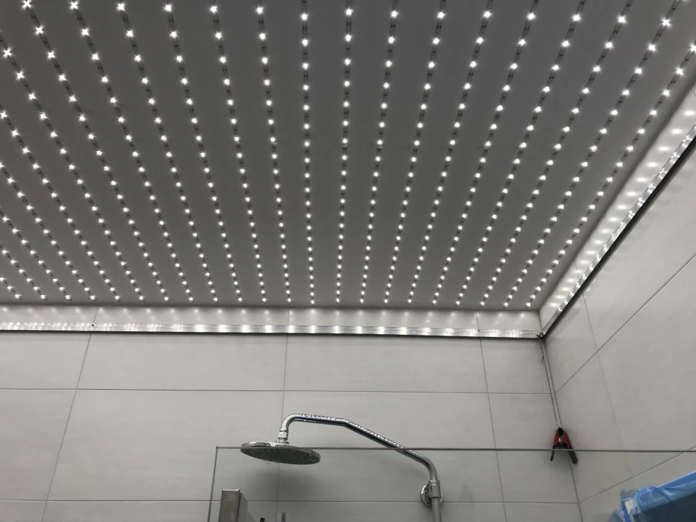 Rastr LED pásků instalovaný na stropě před zakrytím světlo propustnou fólií