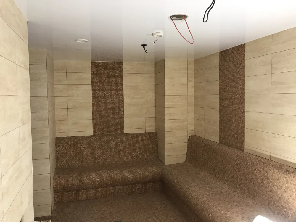 Relaxační parní kabina s keramickým obkladem a bílým napínaným stropem s instalací osvětlení