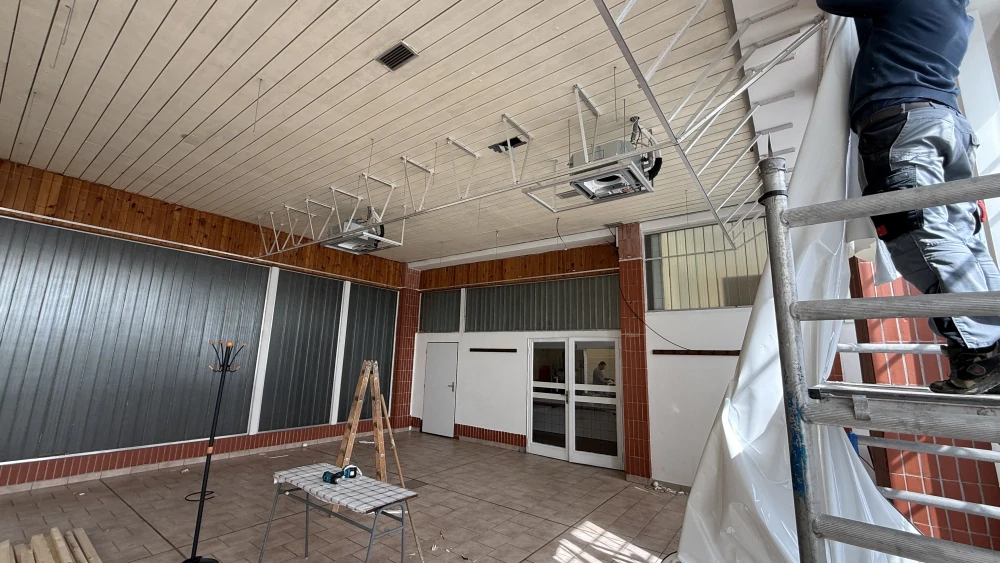 Odstranění starého podhledu a příprava stropní konstrukce pro nové osvětlení.