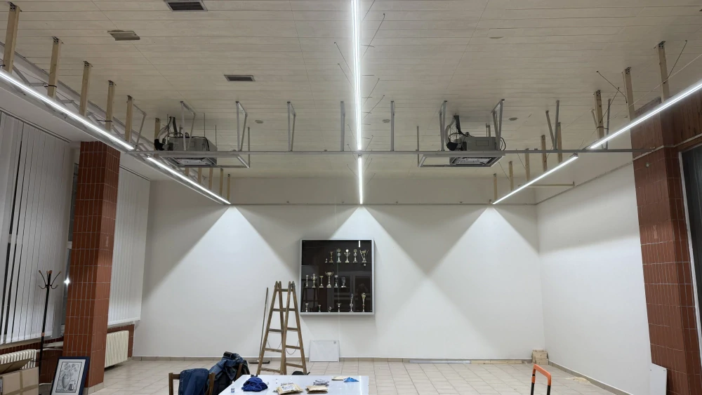 Instalace a testování výkonných LED pásků s vysokou intenzitou světla na stropní konstrukci.